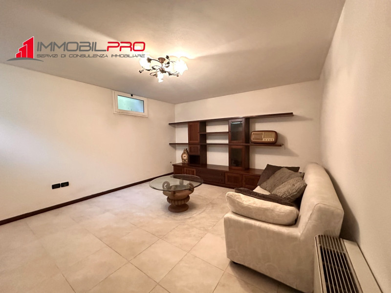 Proponiamo midi appartamento al piano terra con taverna e lavanderia nell'interrato, in contesto ...