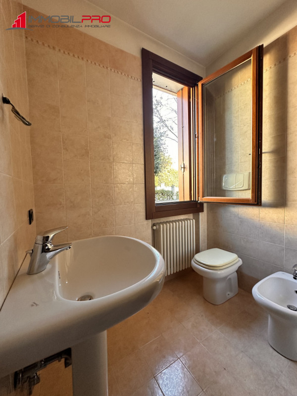 Proponiamo midi appartamento al piano terra con taverna e lavanderia nell'interrato, in contesto ...