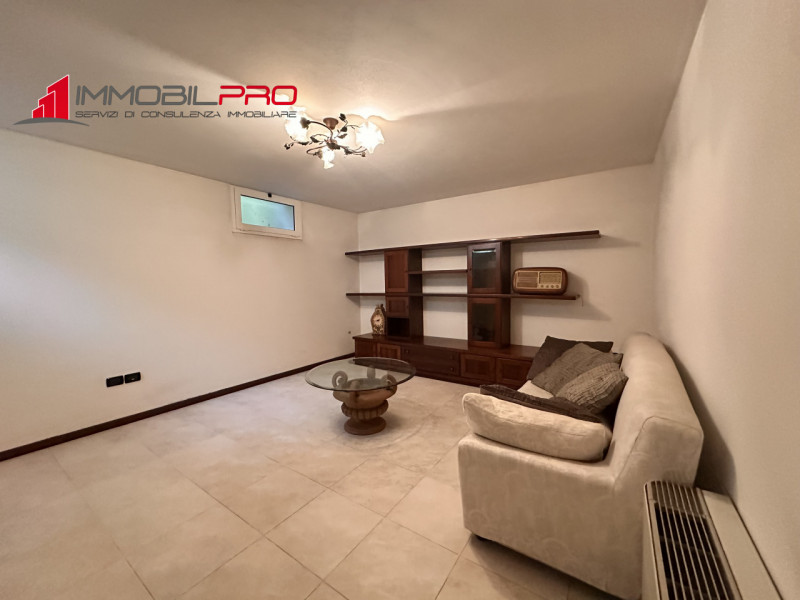 Proponiamo midi appartamento al piano terra con taverna e lavanderia nell'interrato, in contesto ...