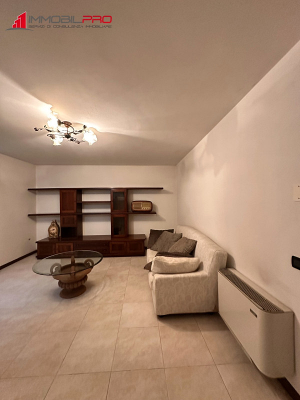 Proponiamo midi appartamento al piano terra con taverna e lavanderia nell'interrato, in contesto ...