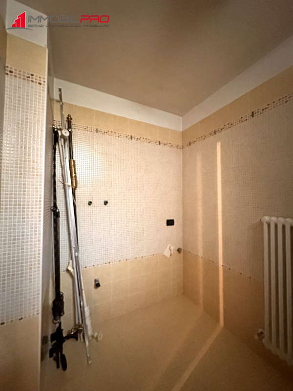 Proponiamo midi appartamento al piano terra con taverna e lavanderia nell'interrato, in contesto ...