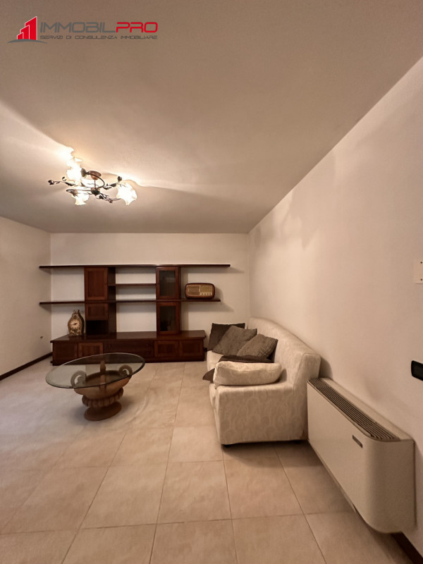 Proponiamo midi appartamento al piano terra con taverna e lavanderia nell'interrato, in contesto ...