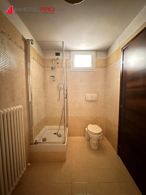 Proponiamo midi appartamento al piano terra con taverna e lavanderia nell'interrato, in contesto ...