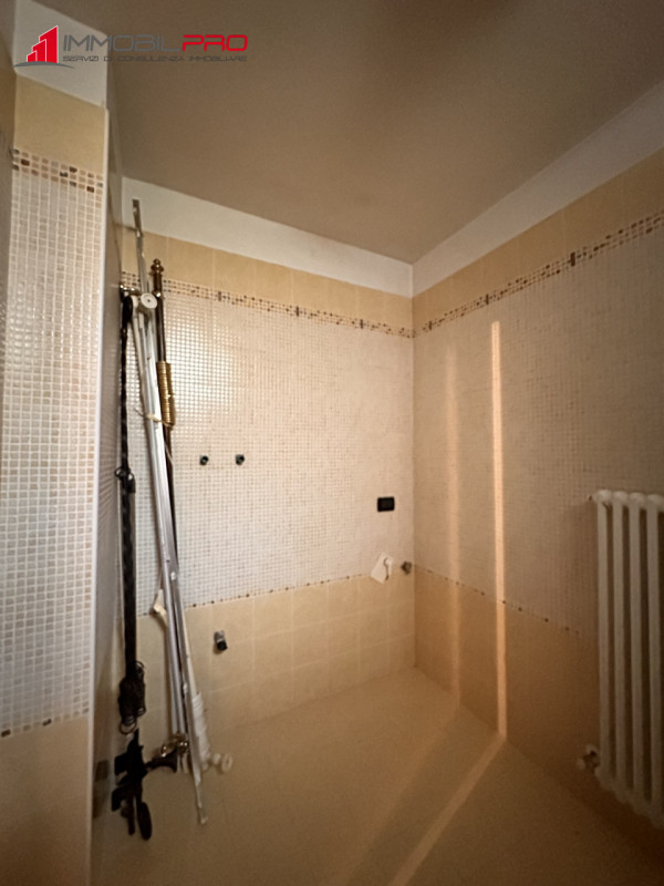 Proponiamo midi appartamento al piano terra con taverna e lavanderia nell'interrato, in contesto ...