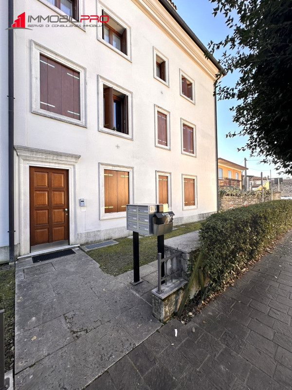 Proponiamo midi appartamento al piano terra con taverna e lavanderia nell'interrato, in contesto ...