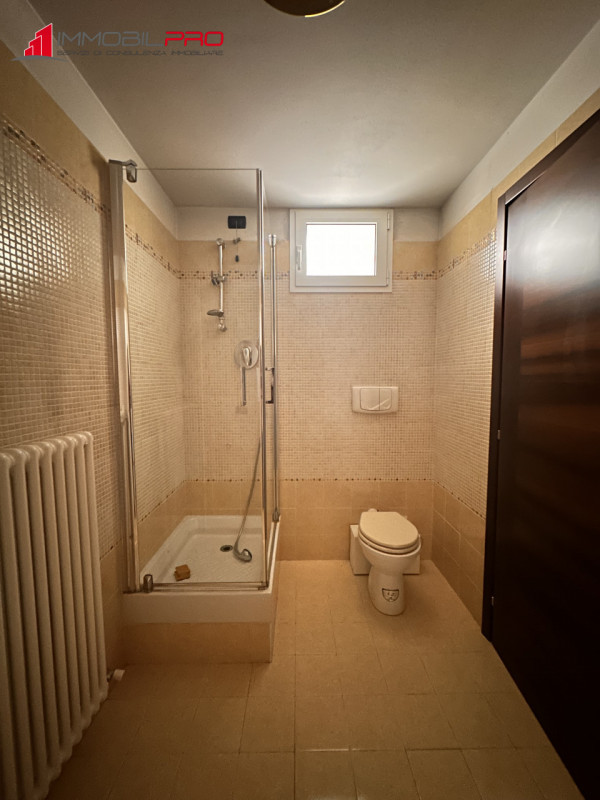 Proponiamo midi appartamento al piano terra con taverna e lavanderia nell'interrato, in contesto ...