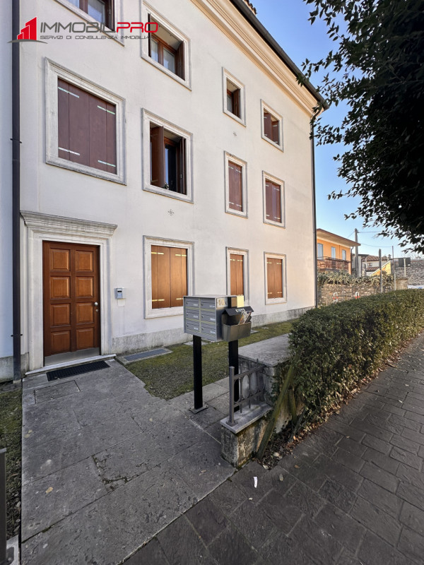 Proponiamo midi appartamento al piano terra con taverna e lavanderia nell'interrato, in contesto ...