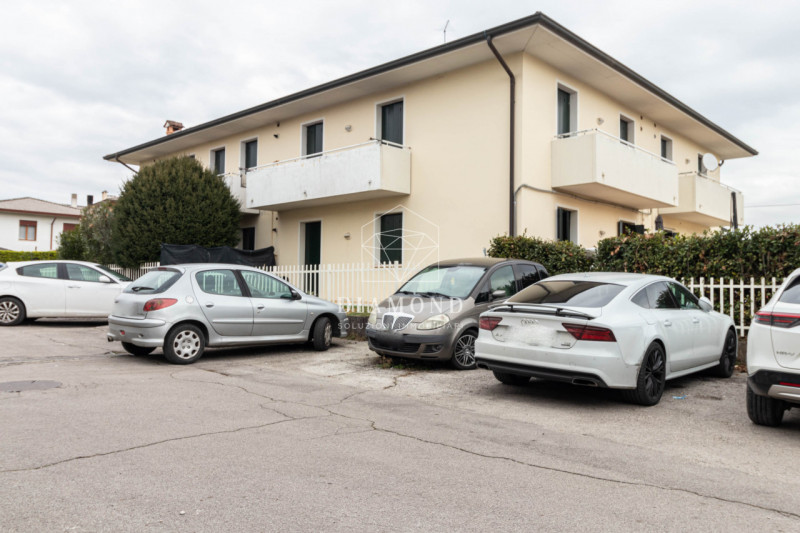 Onè di Fonte: per investimento: palazzina interamente locata con una rendita del 7% annuo.

La pa...