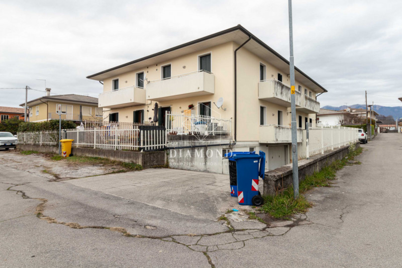 Onè di Fonte: per investimento: palazzina interamente locata con una rendita del 7% annuo.

La pa...