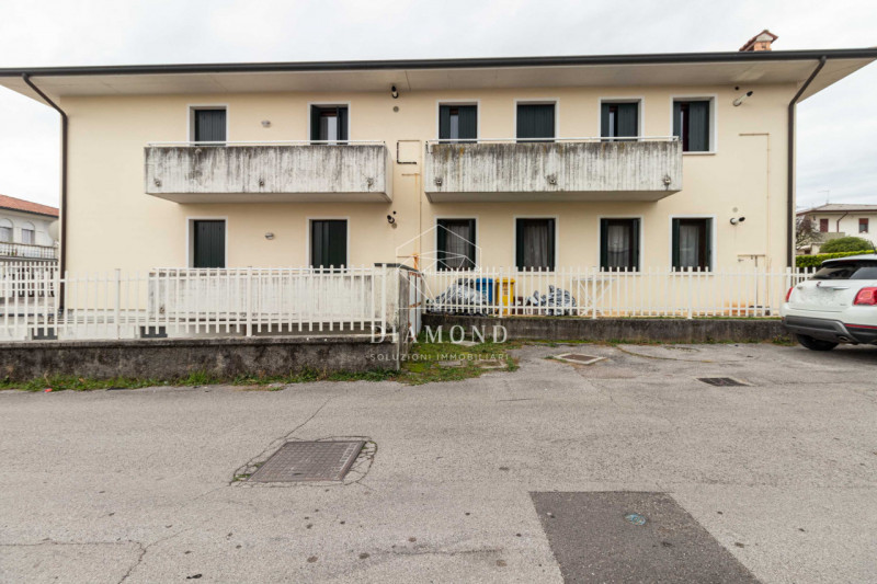 Onè di Fonte: per investimento: palazzina interamente locata con una rendita del 7% annuo.

La pa...