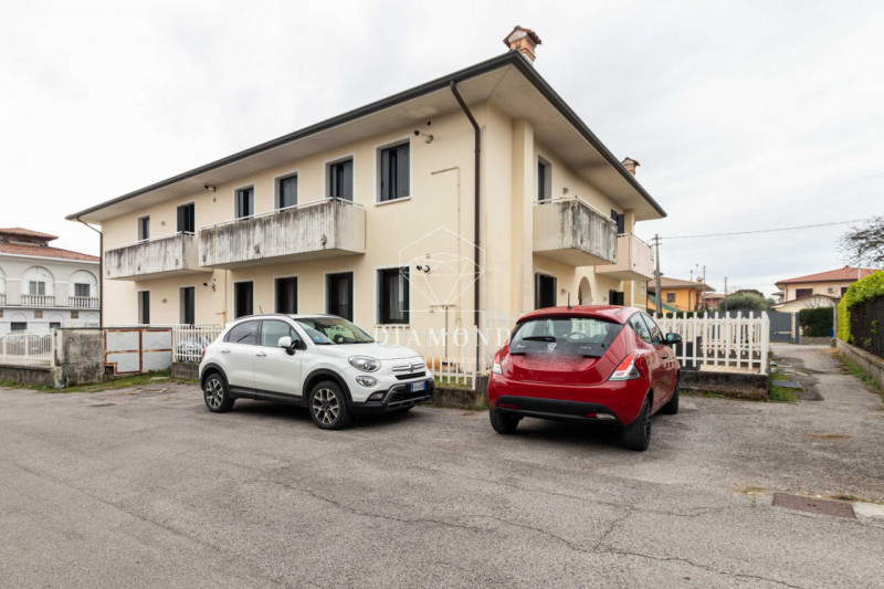 Onè di Fonte: per investimento: palazzina interamente locata con una rendita del 7% annuo.

La pa...