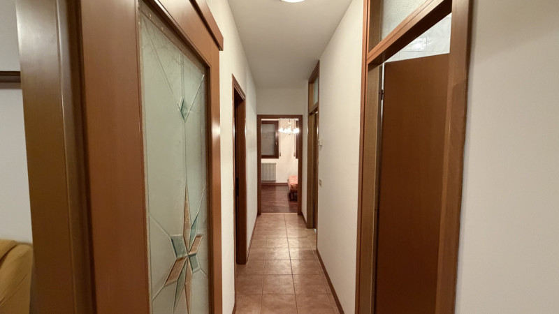 Scopri questo splendido appartamento trilocale situato al primo piano di una palazzina moderna in...