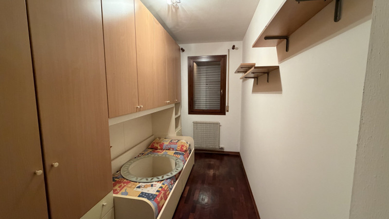 Scopri questo splendido appartamento trilocale situato al primo piano di una palazzina moderna in...