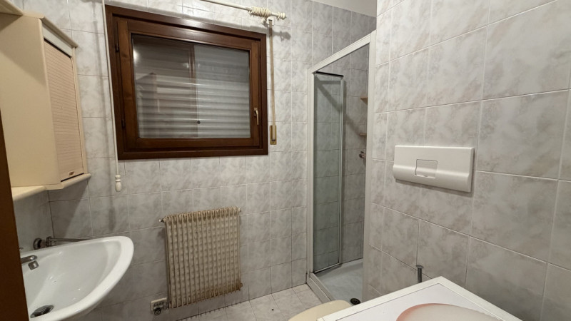 Scopri questo splendido appartamento trilocale situato al primo piano di una palazzina moderna in...