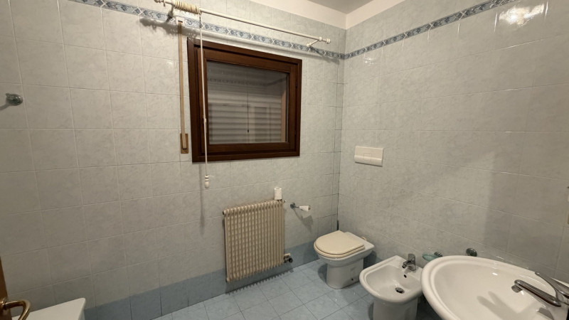 Scopri questo splendido appartamento trilocale situato al primo piano di una palazzina moderna in...