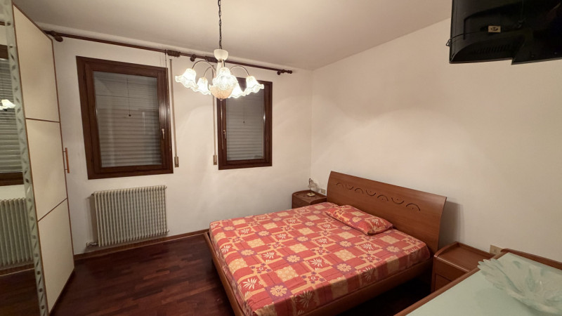 Scopri questo splendido appartamento trilocale situato al primo piano di una palazzina moderna in...