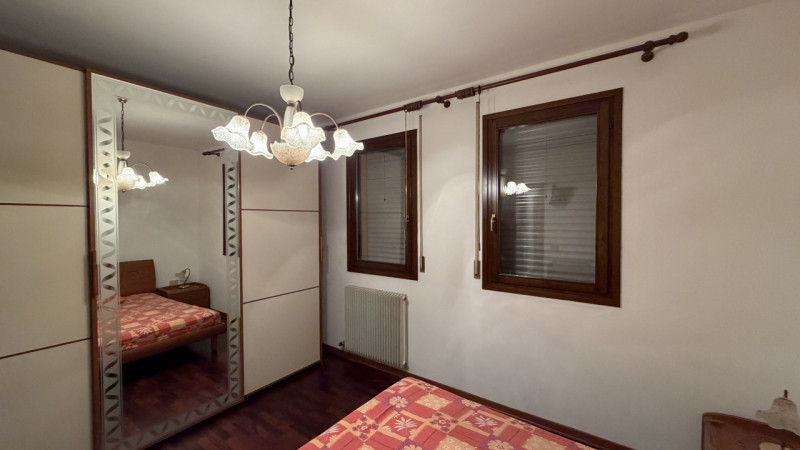 Scopri questo splendido appartamento trilocale situato al primo piano di una palazzina moderna in...