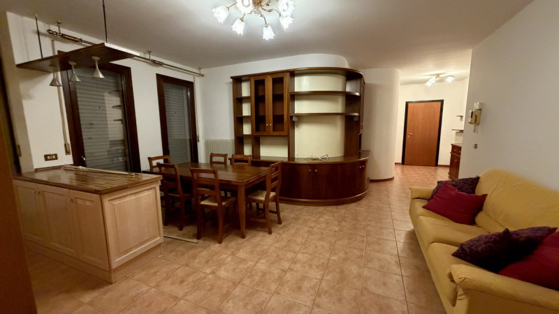 Scopri questo splendido appartamento trilocale situato al primo piano di una palazzina moderna in...