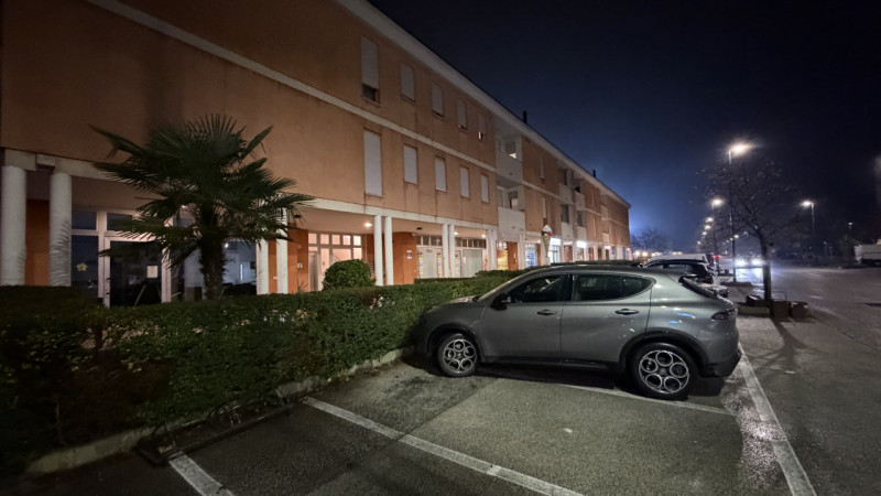 Scopri questo splendido appartamento trilocale situato al primo piano di una palazzina moderna in...