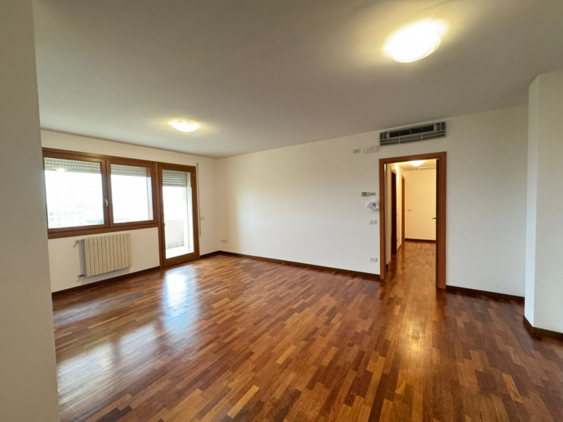 Al sesto piano di un elegante contesto residenziale, proponiamo un luminoso appartamento caratter...