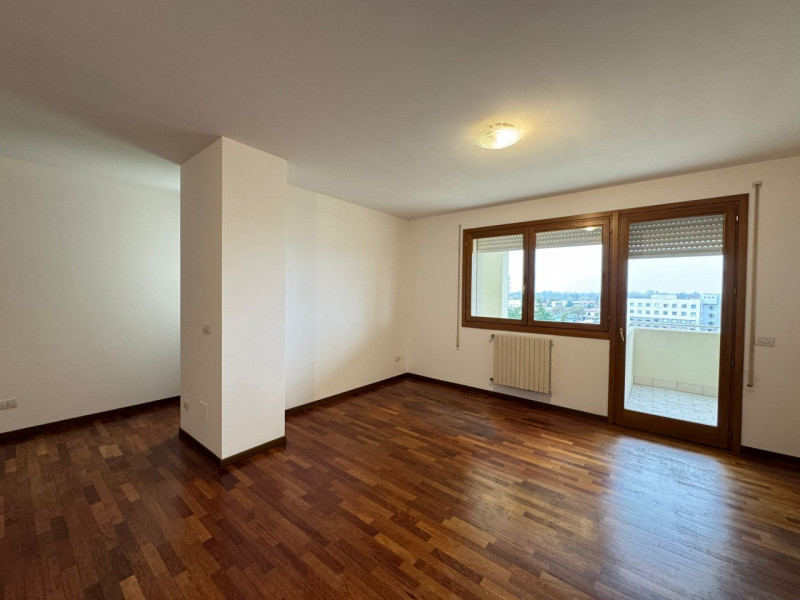 Al sesto piano di un elegante contesto residenziale, proponiamo un luminoso appartamento caratter...