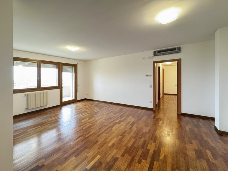 Al sesto piano di un moderno contesto residenziale, luminoso appartamento con vista aperta sul ve...