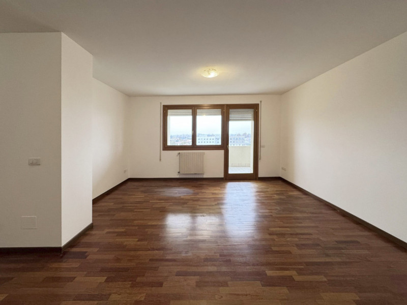 Al sesto piano di un moderno contesto residenziale, luminoso appartamento con vista aperta sul ve...