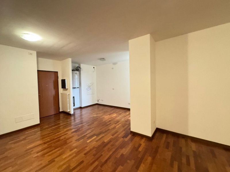 Al sesto piano di un elegante contesto residenziale, proponiamo un luminoso appartamento caratter...