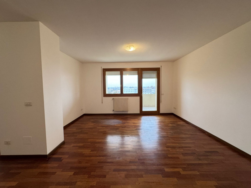 Al sesto piano di un elegante contesto residenziale, proponiamo un luminoso appartamento caratter...