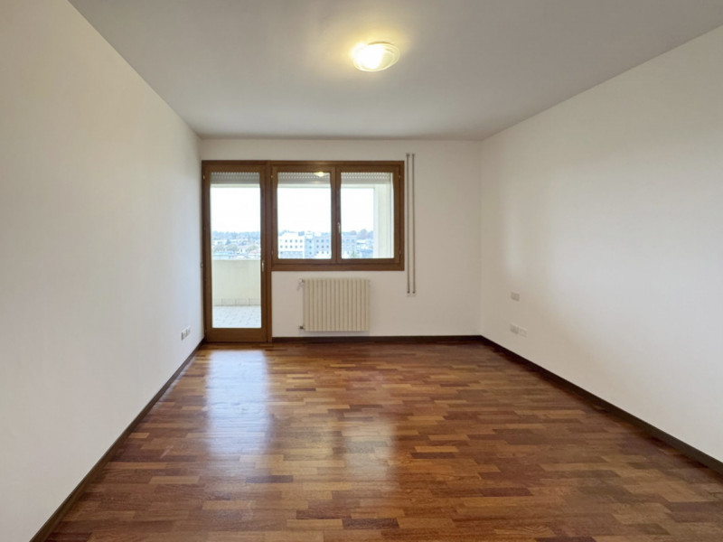 Al sesto piano di un moderno contesto residenziale, luminoso appartamento con vista aperta sul ve...