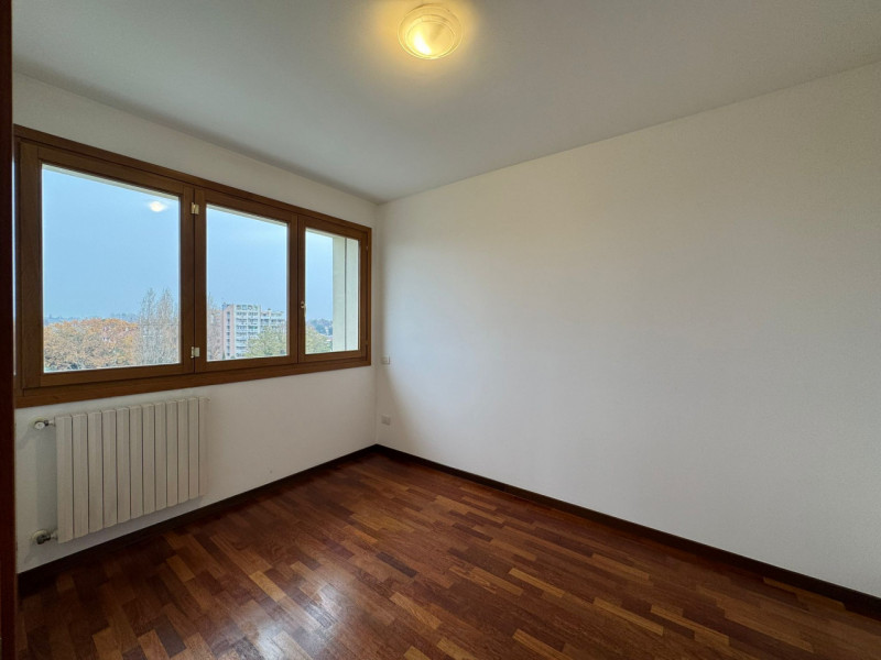 Al sesto piano di un elegante contesto residenziale, proponiamo un luminoso appartamento caratter...