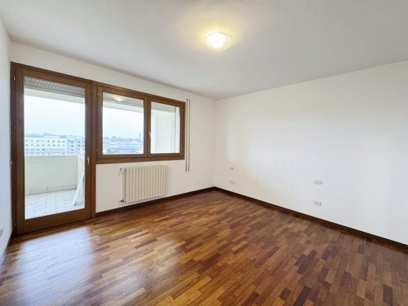 Al sesto piano di un moderno contesto residenziale, luminoso appartamento con vista aperta sul ve...