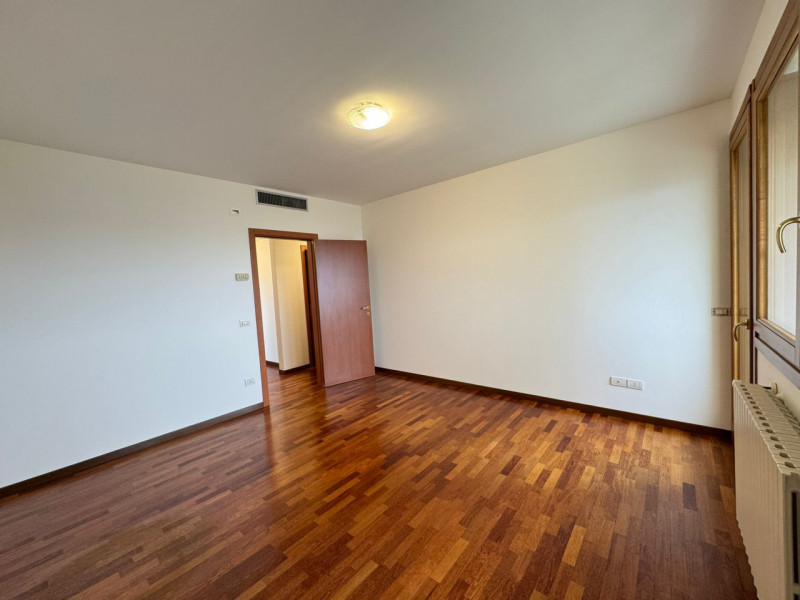 Al sesto piano di un elegante contesto residenziale, proponiamo un luminoso appartamento caratter...