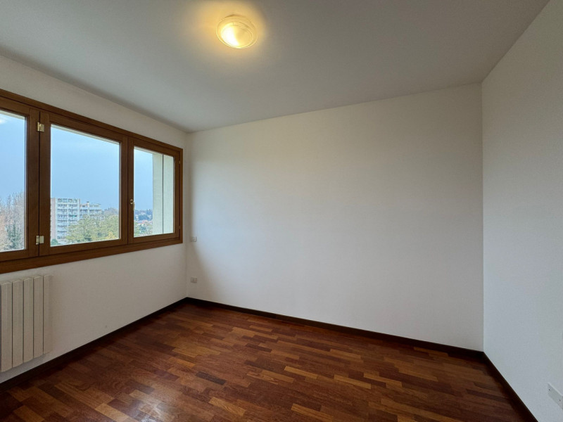 Al sesto piano di un elegante contesto residenziale, proponiamo un luminoso appartamento caratter...