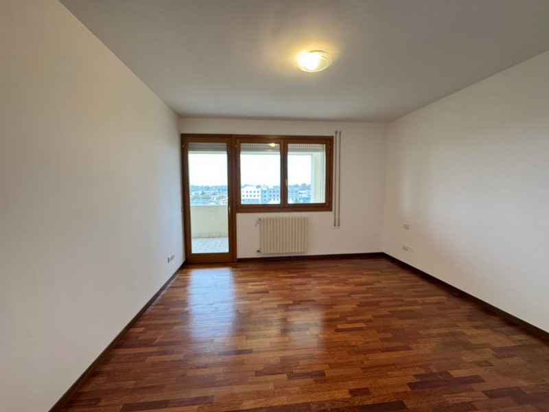 Al sesto piano di un elegante contesto residenziale, proponiamo un luminoso appartamento caratter...