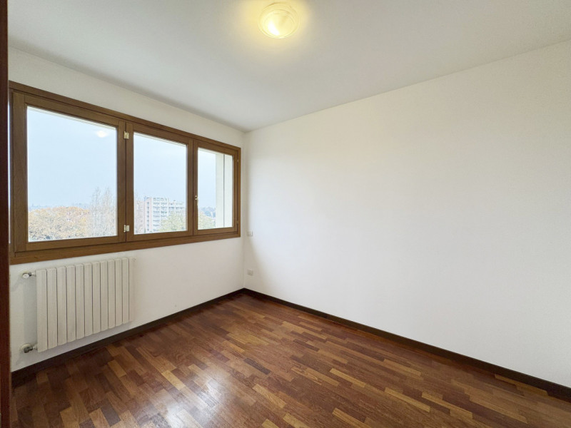 Al sesto piano di un moderno contesto residenziale, luminoso appartamento con vista aperta sul ve...