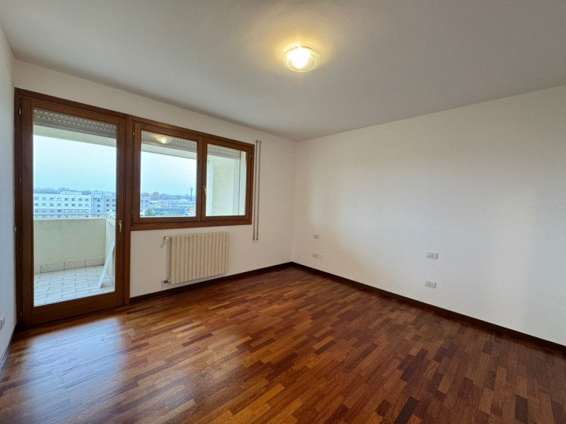 Al sesto piano di un elegante contesto residenziale, proponiamo un luminoso appartamento caratter...