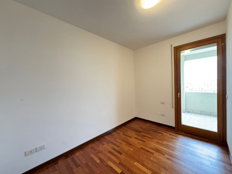 Al sesto piano di un elegante contesto residenziale, proponiamo un luminoso appartamento caratter...