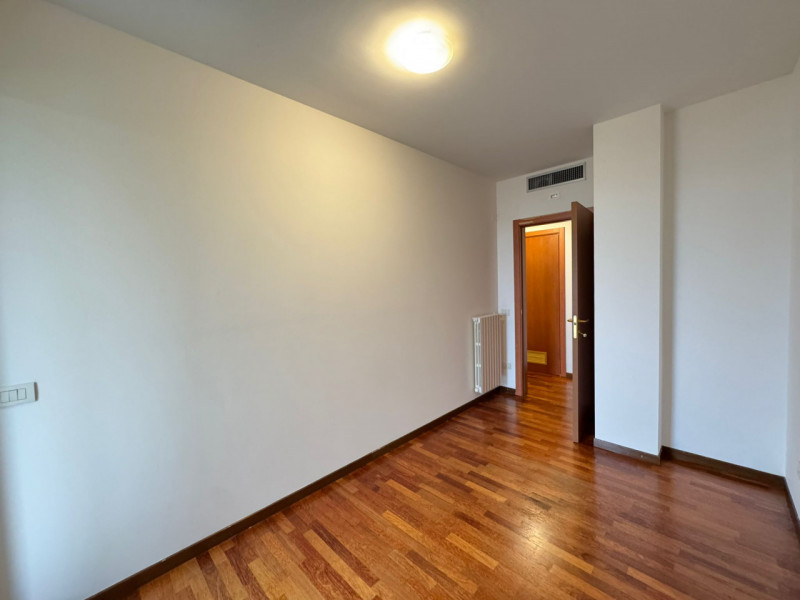 Al sesto piano di un elegante contesto residenziale, proponiamo un luminoso appartamento caratter...