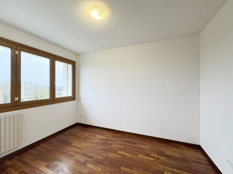 Al sesto piano di un moderno contesto residenziale, luminoso appartamento con vista aperta sul ve...