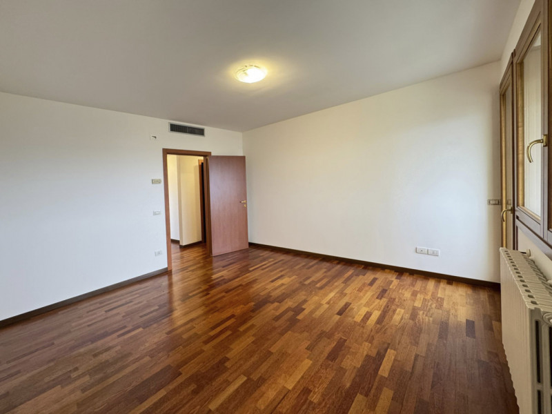 Al sesto piano di un moderno contesto residenziale, luminoso appartamento con vista aperta sul ve...