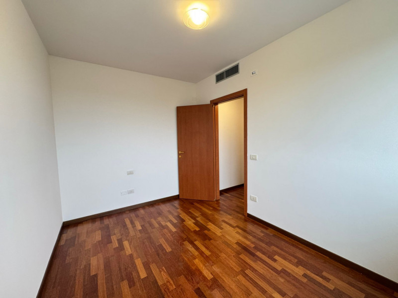 Al sesto piano di un elegante contesto residenziale, proponiamo un luminoso appartamento caratter...