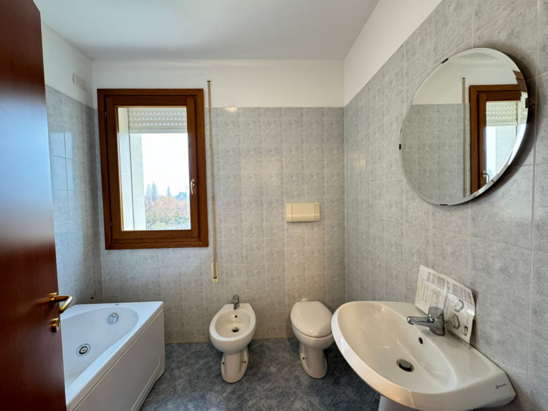 Al sesto piano di un elegante contesto residenziale, proponiamo un luminoso appartamento caratter...