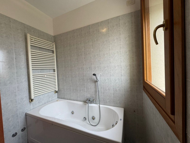 Al sesto piano di un elegante contesto residenziale, proponiamo un luminoso appartamento caratter...