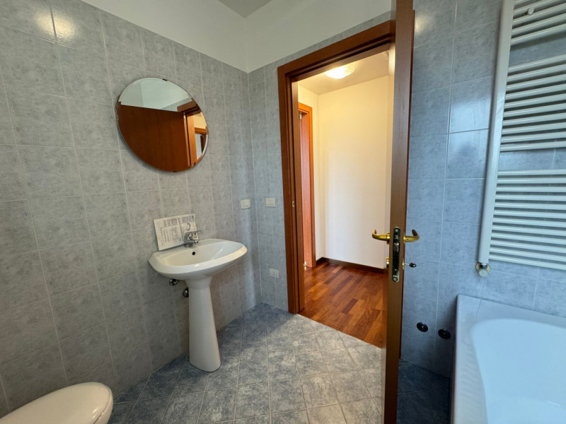 Al sesto piano di un elegante contesto residenziale, proponiamo un luminoso appartamento caratter...