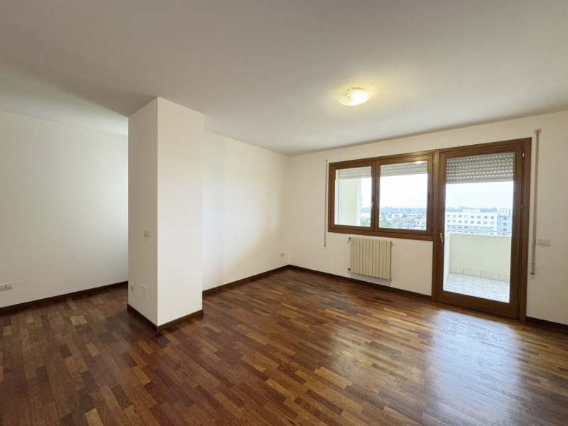 Al sesto piano di un moderno contesto residenziale, luminoso appartamento con vista aperta sul ve...