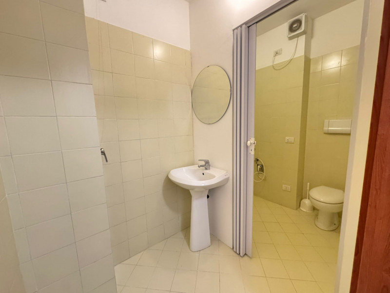 Al sesto piano di un elegante contesto residenziale, proponiamo un luminoso appartamento caratter...