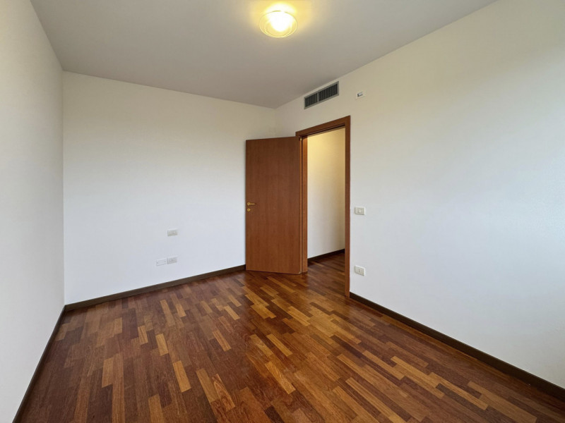 Al sesto piano di un moderno contesto residenziale, luminoso appartamento con vista aperta sul ve...