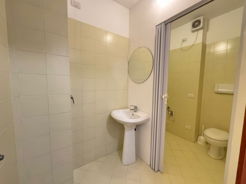 Al sesto piano di un elegante contesto residenziale, proponiamo un luminoso appartamento caratter...