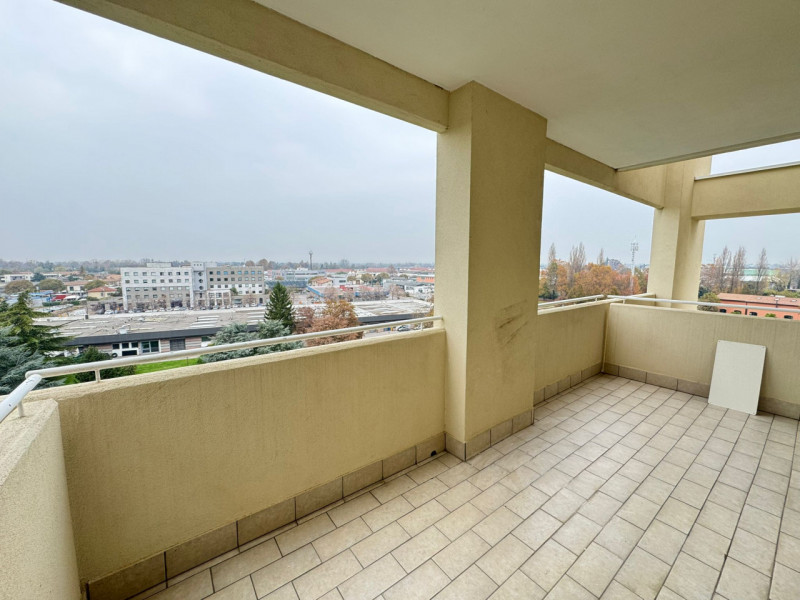 Al sesto piano di un elegante contesto residenziale, proponiamo un luminoso appartamento caratter...